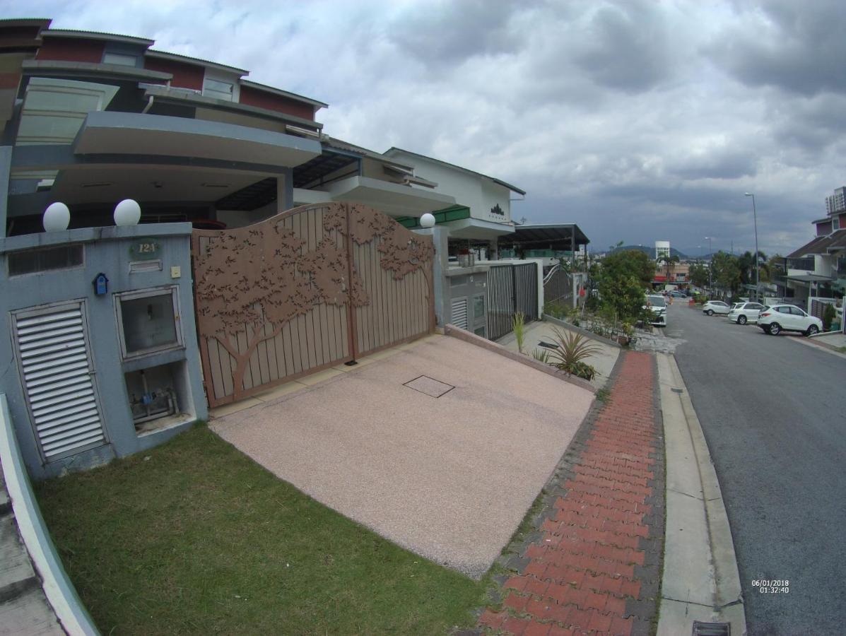 Entire Residential Home•Jia Residences Bkt Serdang沙登温暖的家 Seri Kembangan Exterior foto