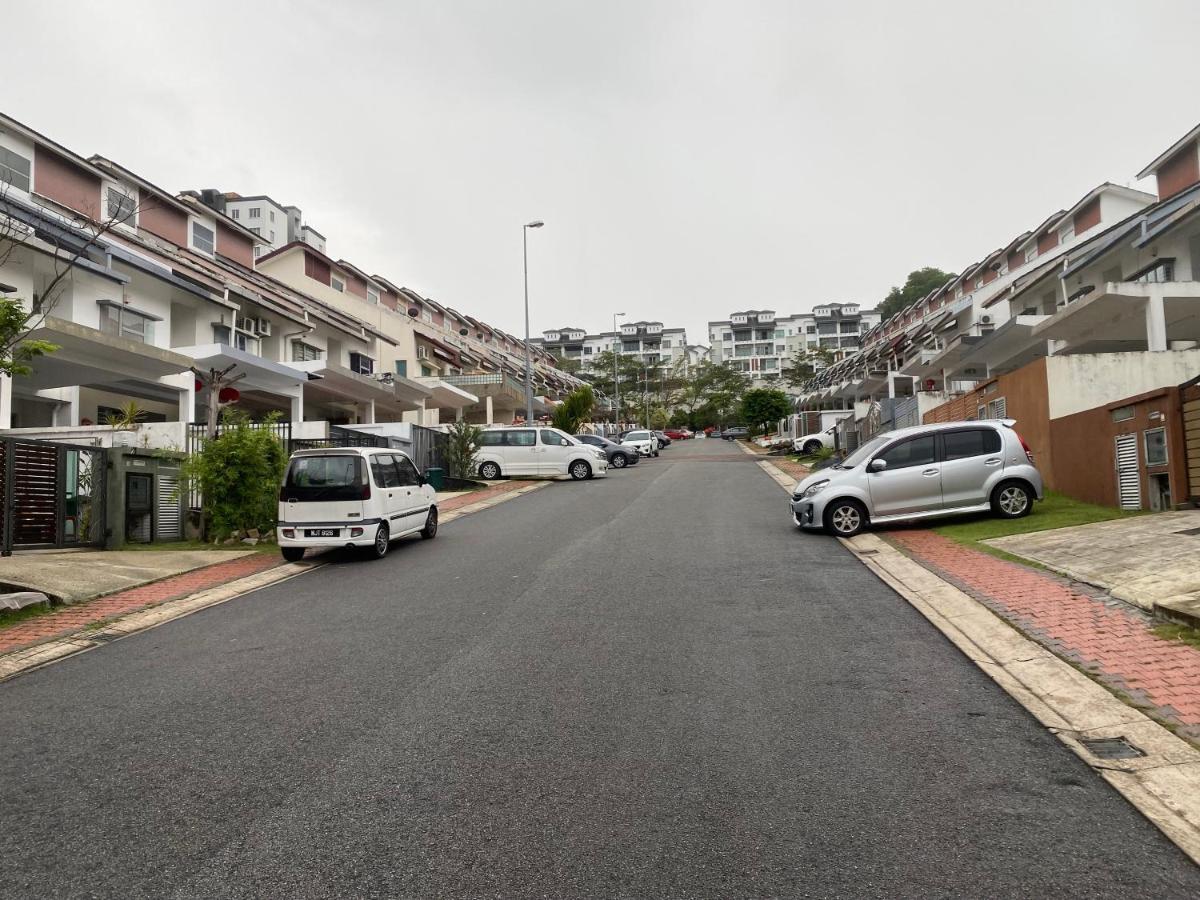 Entire Residential Home•Jia Residences Bkt Serdang沙登温暖的家 Seri Kembangan Exterior foto