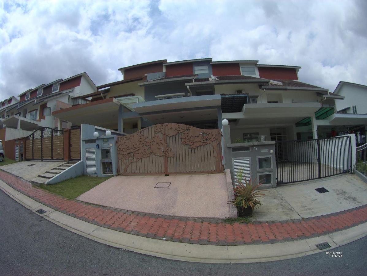 Entire Residential Home•Jia Residences Bkt Serdang沙登温暖的家 Seri Kembangan Exterior foto