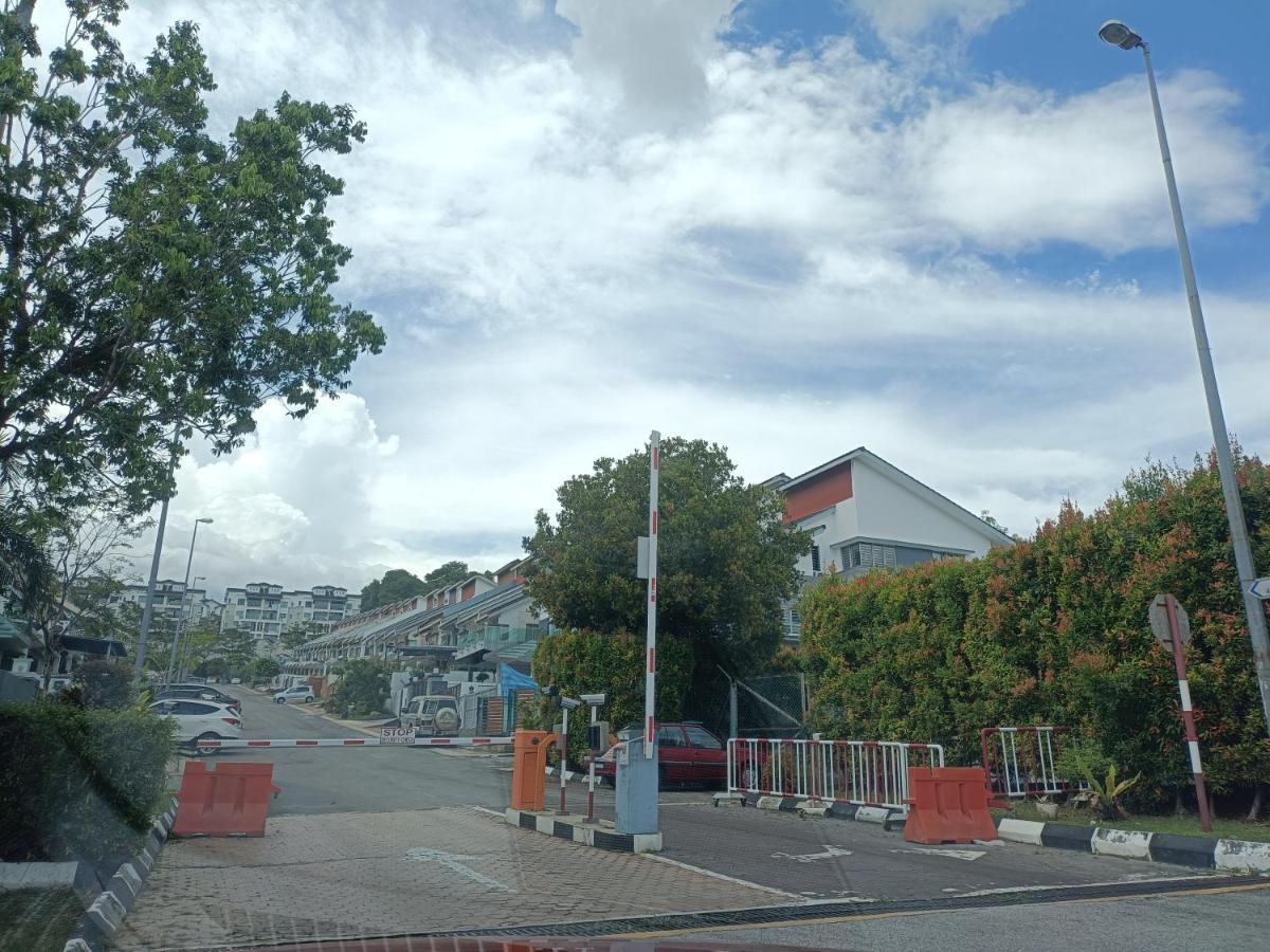 Entire Residential Home•Jia Residences Bkt Serdang沙登温暖的家 Seri Kembangan Exterior foto